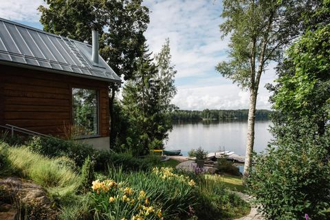 Log cabin by the lake — photo 1