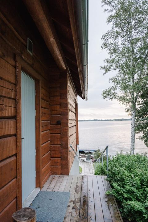 Log cabin by the lake — photo 4