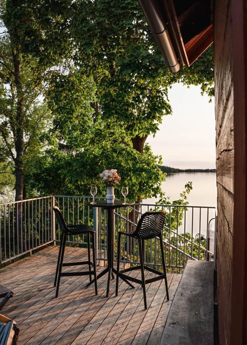 Log cabin by the lake — photo 8