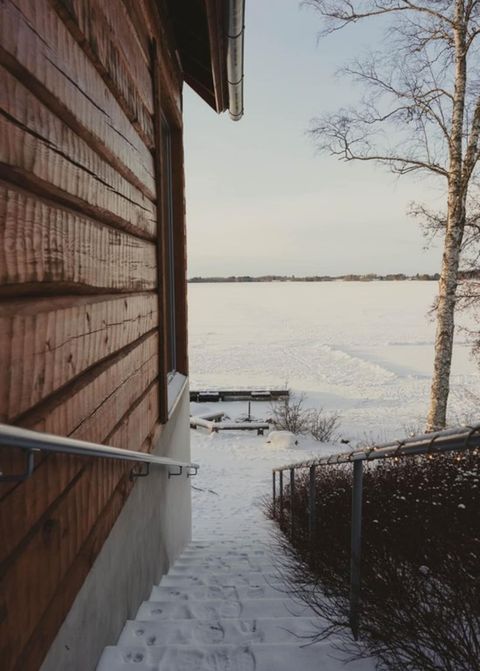 Log cabin by the lake — photo 9