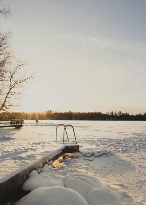 Log cabin by the lake — photo 10